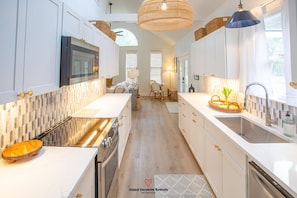 Fridge, microwave, oven, stovetop - Heron's Nest on Wilmington Island, Free Tybee Parking Pass! (Savannah)