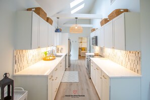 Fridge, microwave, oven, stovetop - Heron's Nest on Wilmington Island, Free Tybee Parking Pass! (Savannah)