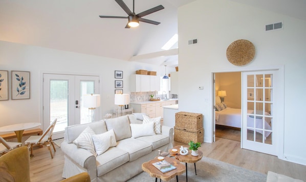 Smart TV, fireplace - Heron's Nest on Wilmington Island, Free Tybee Parking Pass! (Savannah)