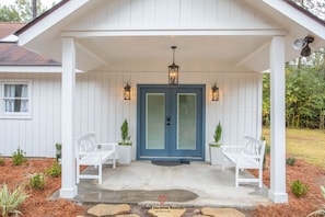 Terrace/patio - Heron's Nest on Wilmington Island, Free Tybee Parking Pass! (Savannah)