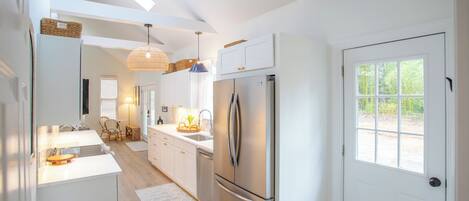 Frigorífico, microondas, horno y placa de cocina