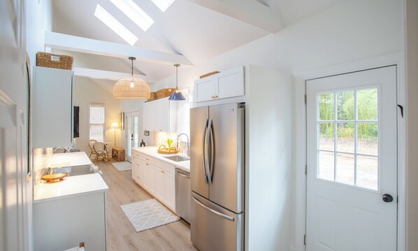 Fridge, microwave, oven, stovetop - Heron's Nest on Wilmington Island, Free Tybee Parking Pass! (Savannah)