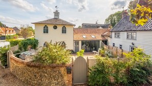 En boligejendom med et hus, garage og en indhegnet have.