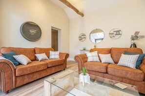 TV, DVD player - The Clockhouse, North Lopham, Norfolk (North Lopham)