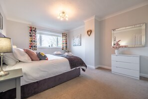 3 quartos, ferros/tábuas de passar roupa, berço de viagem