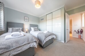 3 عدّة غرف نوم ومكواة/لوح كي وسرير سفر وخدمة الإنترنت