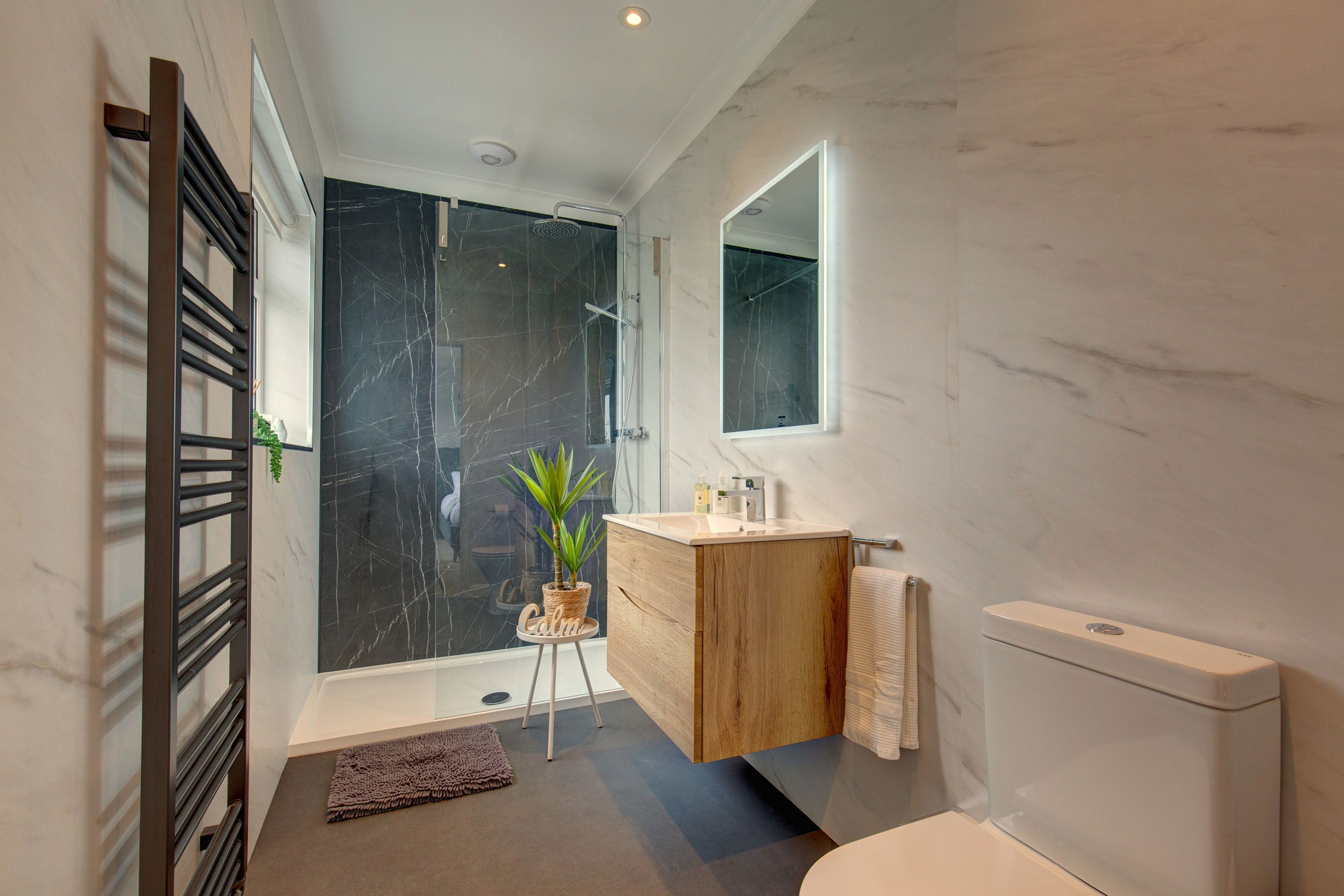 Combined shower/tub, hair dryer, towels