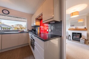 ثلاجة، ميكروويف، غسالة أطباق، ماكينة لصنع القهوة/الشاي