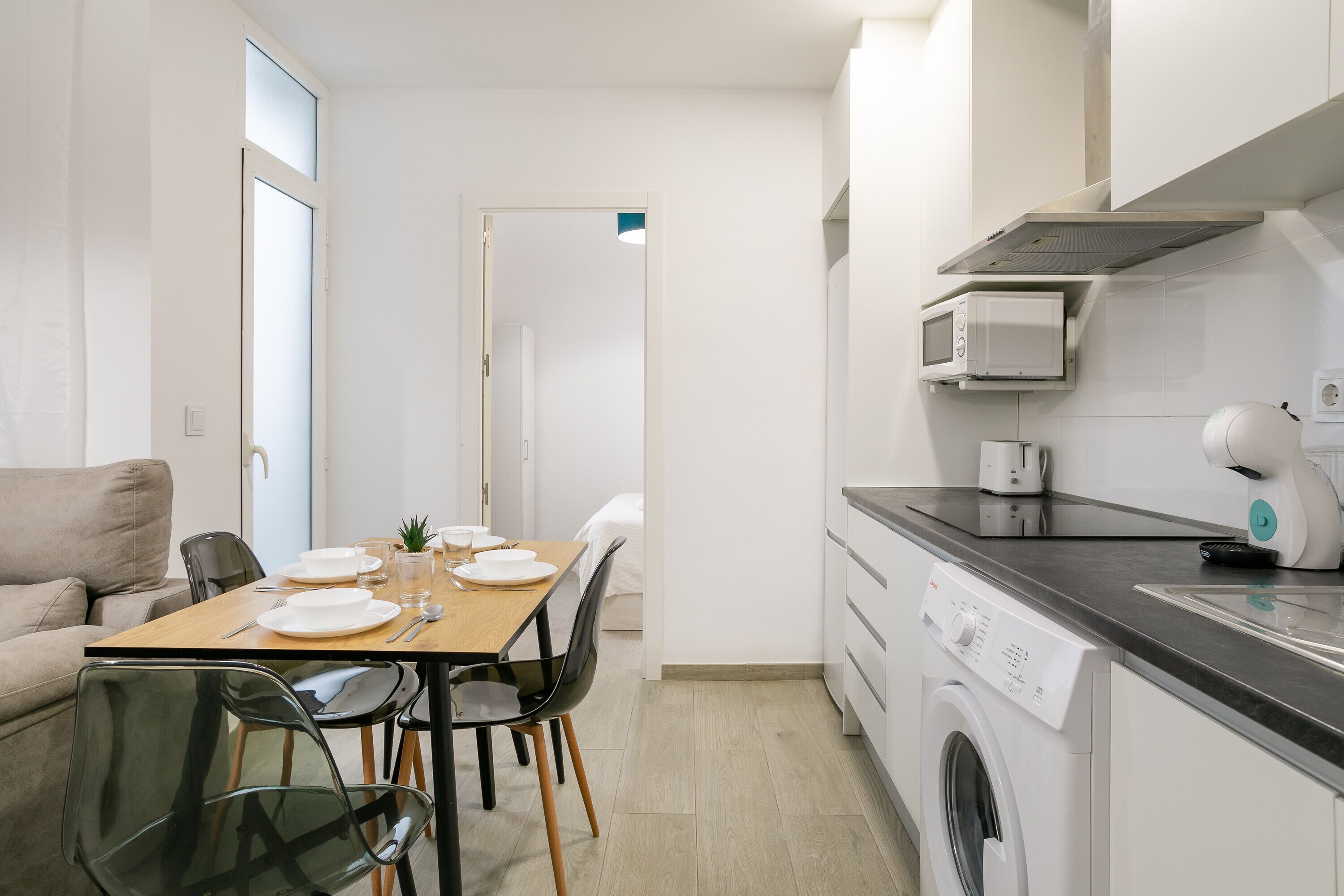 Frigorifero, microonde, piano cottura, macchina per tè/caffè