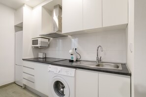 Een koelkast, een microgolfoven, een kookplaat