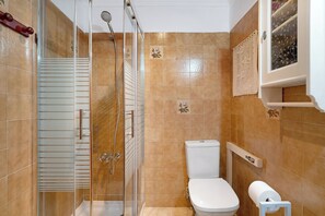 Dusj, hårføner og håndklær