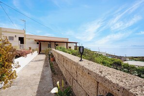 Property grounds - Country House 'Lucrecia' with Sea View, Private Pool and Wi-Fi (Fasnia)