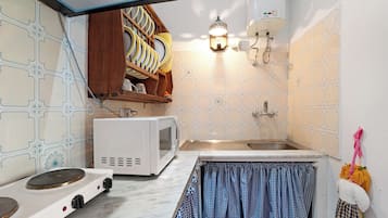 Refrigerador, microondas, parrilla de estufa y cafetera y tetera
