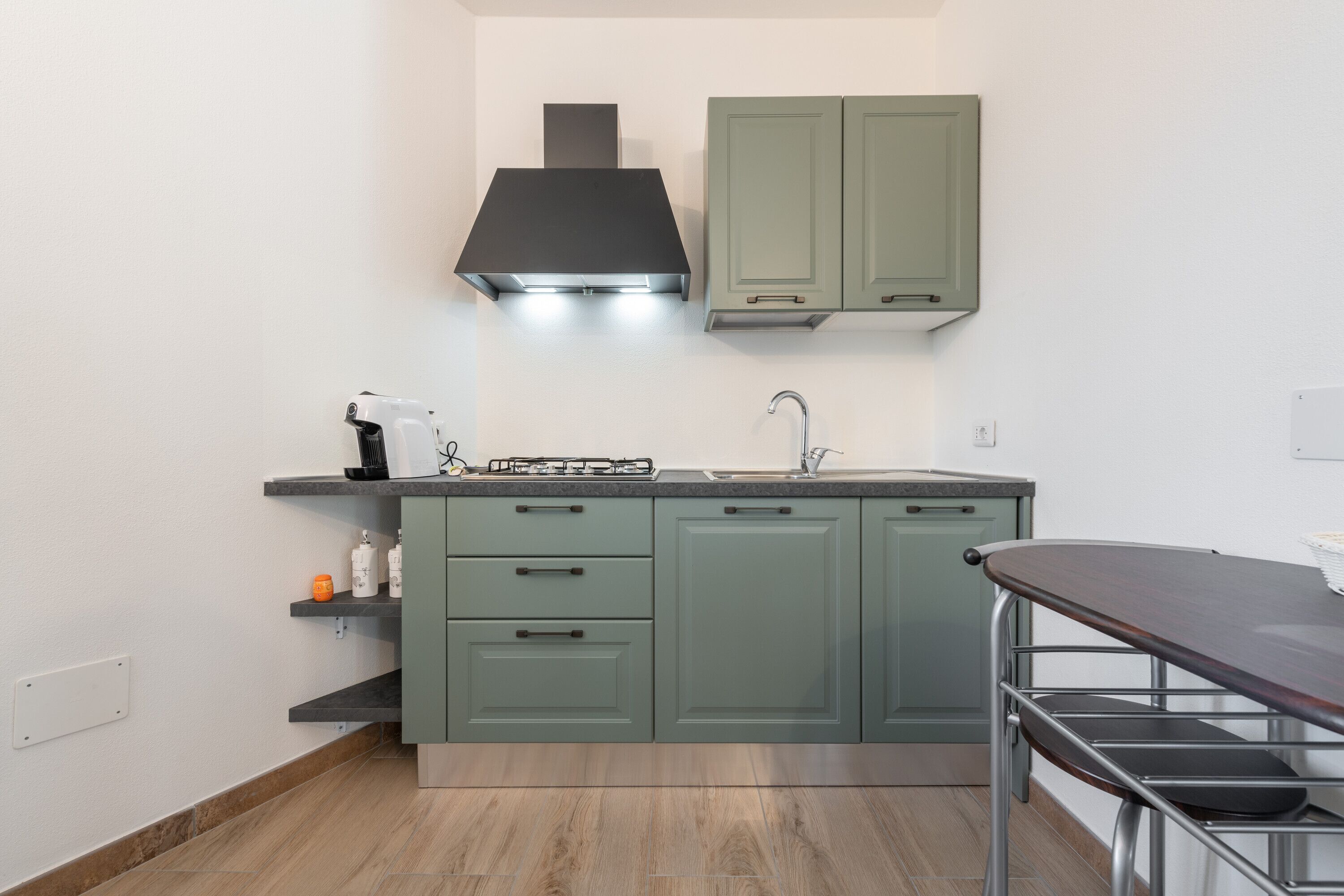 Jääkaappi, mikroaaltouuni, uuni, liesi