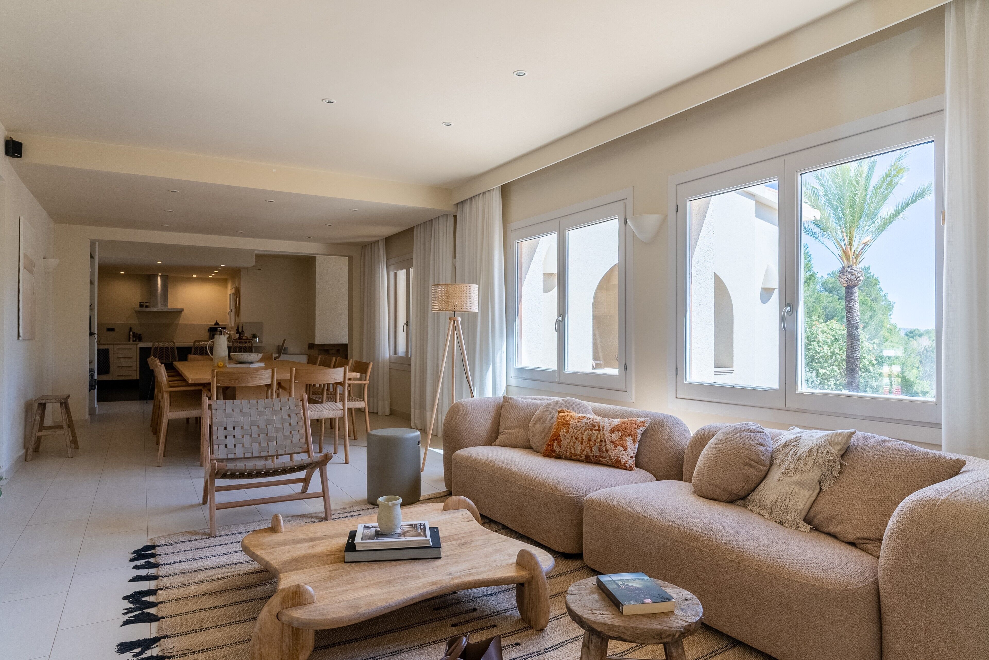 Een televisie, een open haard, een dvd-speler en een tafeltennistafel