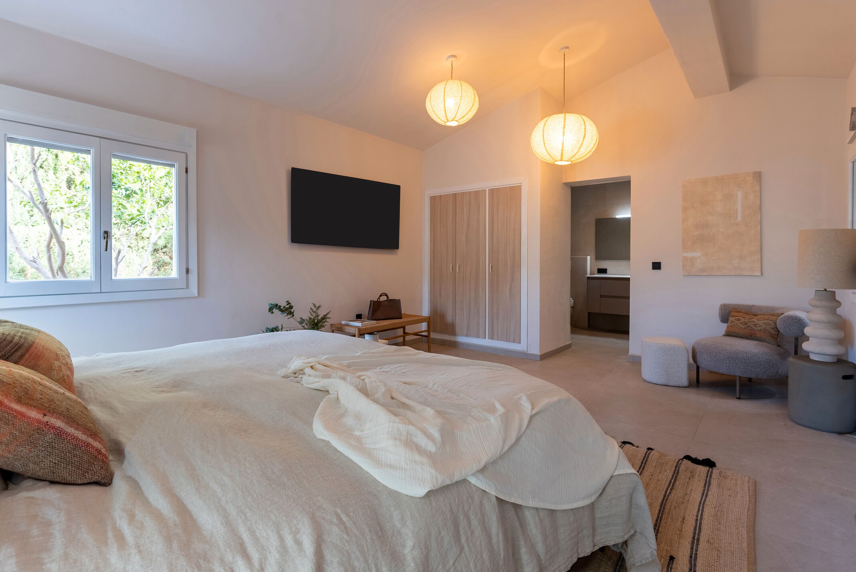 7 bedrooms, iron/ironing board, free WiFi, bed sheets