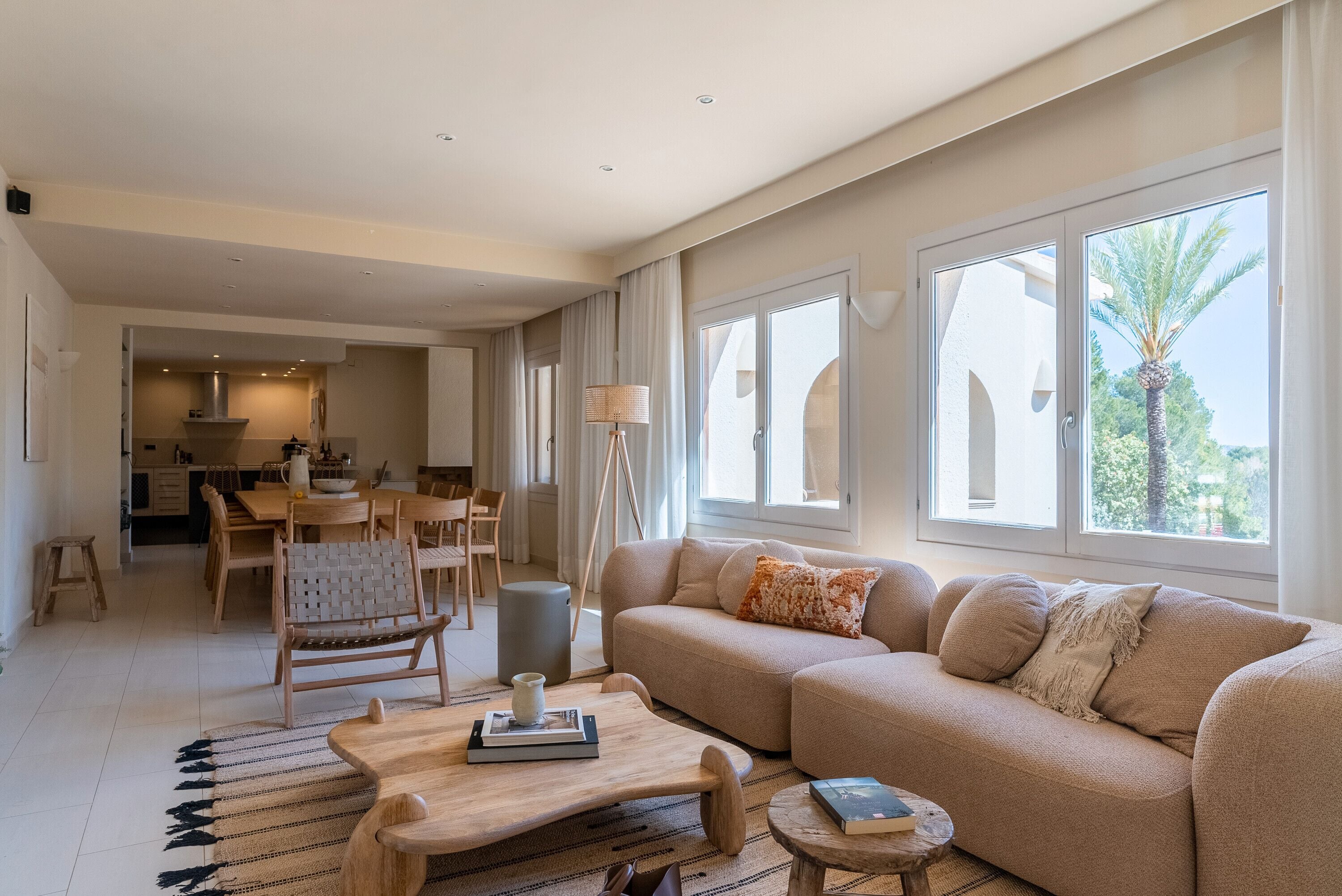 Televisie, een open haard, een dvd-speler en een tafeltennistafel