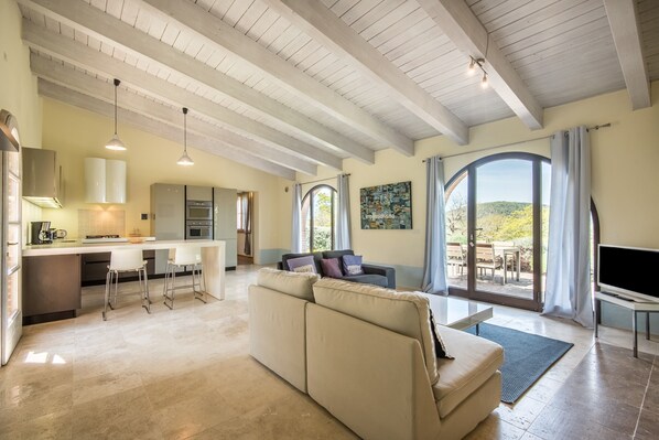 TV, fireplace, DVD player, stereo