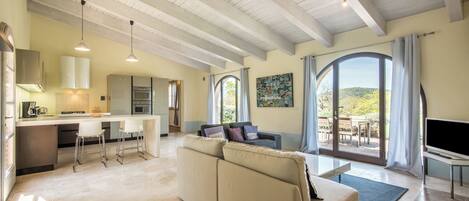 Fernseher, Kamin, DVD-Player, Stereoanlage