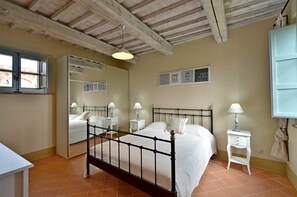 2 bedrooms, iron/ironing board, free WiFi