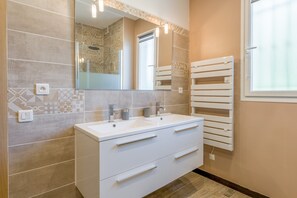 Douche, articles de toilette gratuits, sèche-cheveux