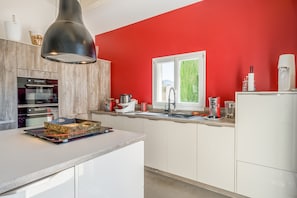 Fridge, microwave, oven, stovetop - Villa "Casa Bonni Piscine Privée" with Garden & Wi-Fi (Valréas)