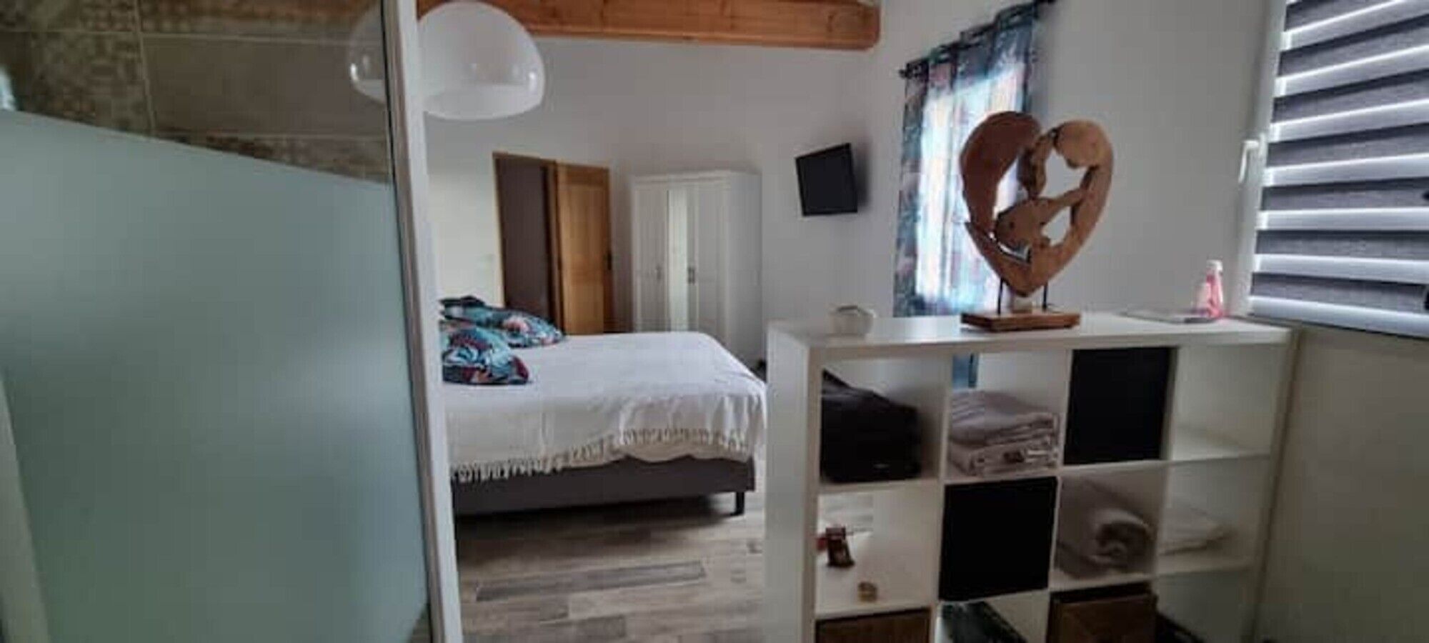 3 habitaciones, escritorio, tabla de planchar con plancha y wifi gratis 