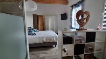 3 habitaciones, escritorio, tabla de planchar con plancha y wifi gratis