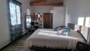 3 quartos, escrivaninha, ferros/tábuas de passar roupa