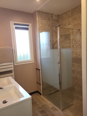 Dusche, kostenlose Toilettenartikel, Haartrockner, Handtücher