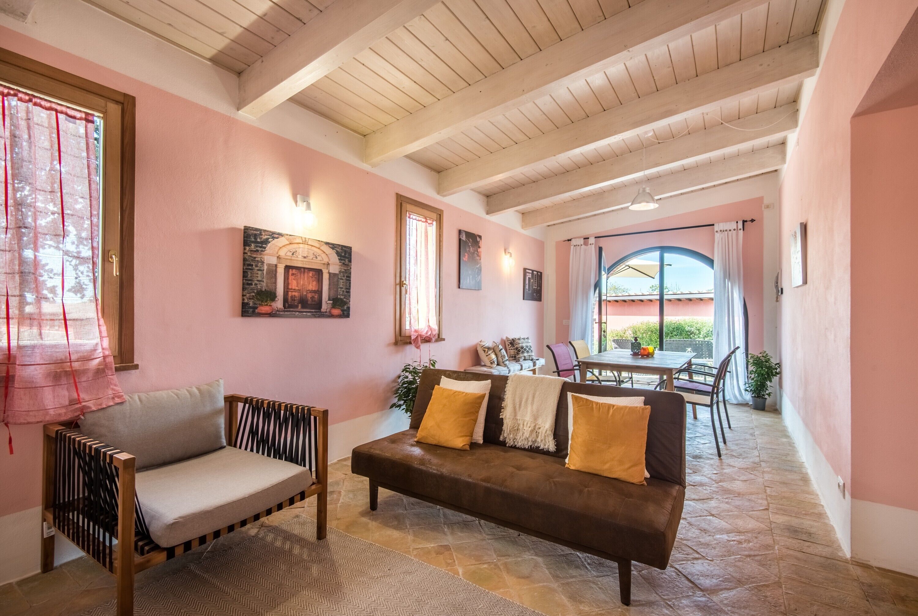 Televisión y chimenea 