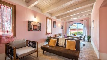 Televisión y chimenea