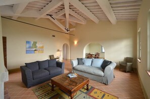 TV, fireplace - Apartment In A Hotel 'Appartamento Cipresso' with Shared Pool, Wi-Fi and Air Conditioning (Trequanda)