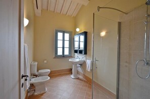 Bathtub, hair dryer, towels - Apartment In A Hotel 'Appartamento Cipresso' with Shared Pool, Wi-Fi and Air Conditioning (Trequanda)