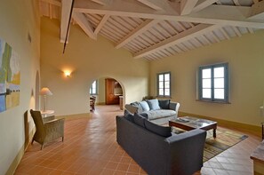 TV, fireplace - Apartment In A Hotel 'Appartamento Cipresso' with Shared Pool, Wi-Fi and Air Conditioning (Trequanda)