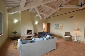 TV, fireplace - Apartment In A Hotel 'Appartamento Cipresso' with Shared Pool, Wi-Fi and Air Conditioning (Trequanda)