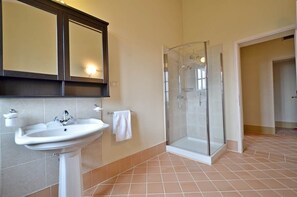 Baignoire, sĂšche-cheveux, serviettes fournies