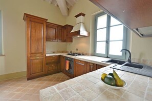 Fridge, microwave, oven, stovetop - Apartment In A Hotel 'Appartamento Cipresso' with Shared Pool, Wi-Fi and Air Conditioning (Trequanda)
