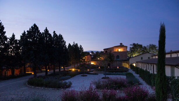 A residential area with a house, garden, and trees. - Hotel Apartment "Quercia" with Shared Pool & Wi-Fi (Trequanda)