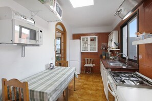 Refrigerador, microondas, parrilla de estufa y cafetera y tetera 