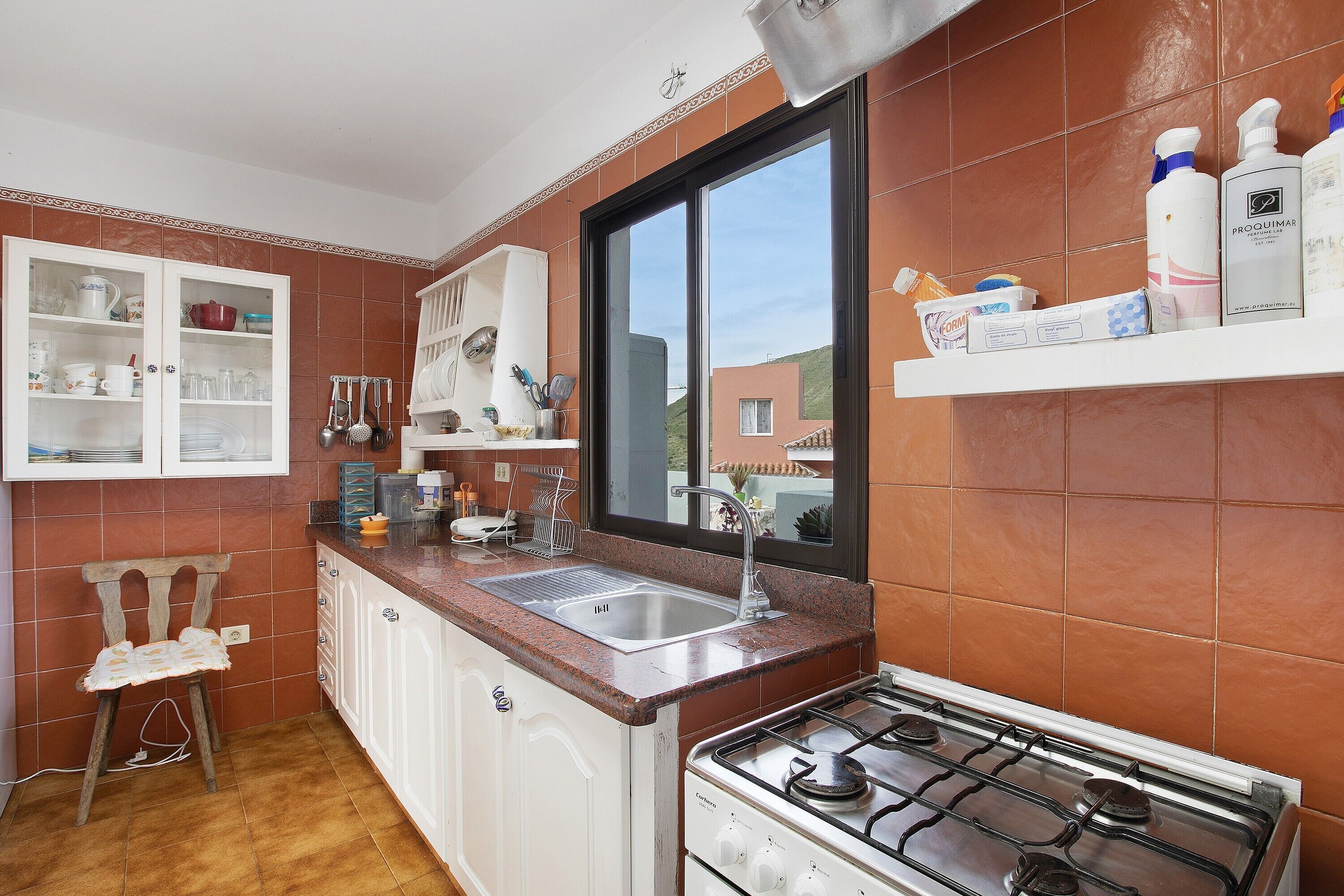Frigorífico, microondas, placa de cocina y cafetera o tetera