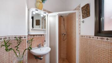 Dusche, Haartrockner, Handtücher