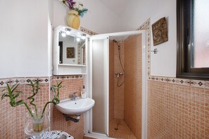 Regadera, secadora de cabello, toallas 