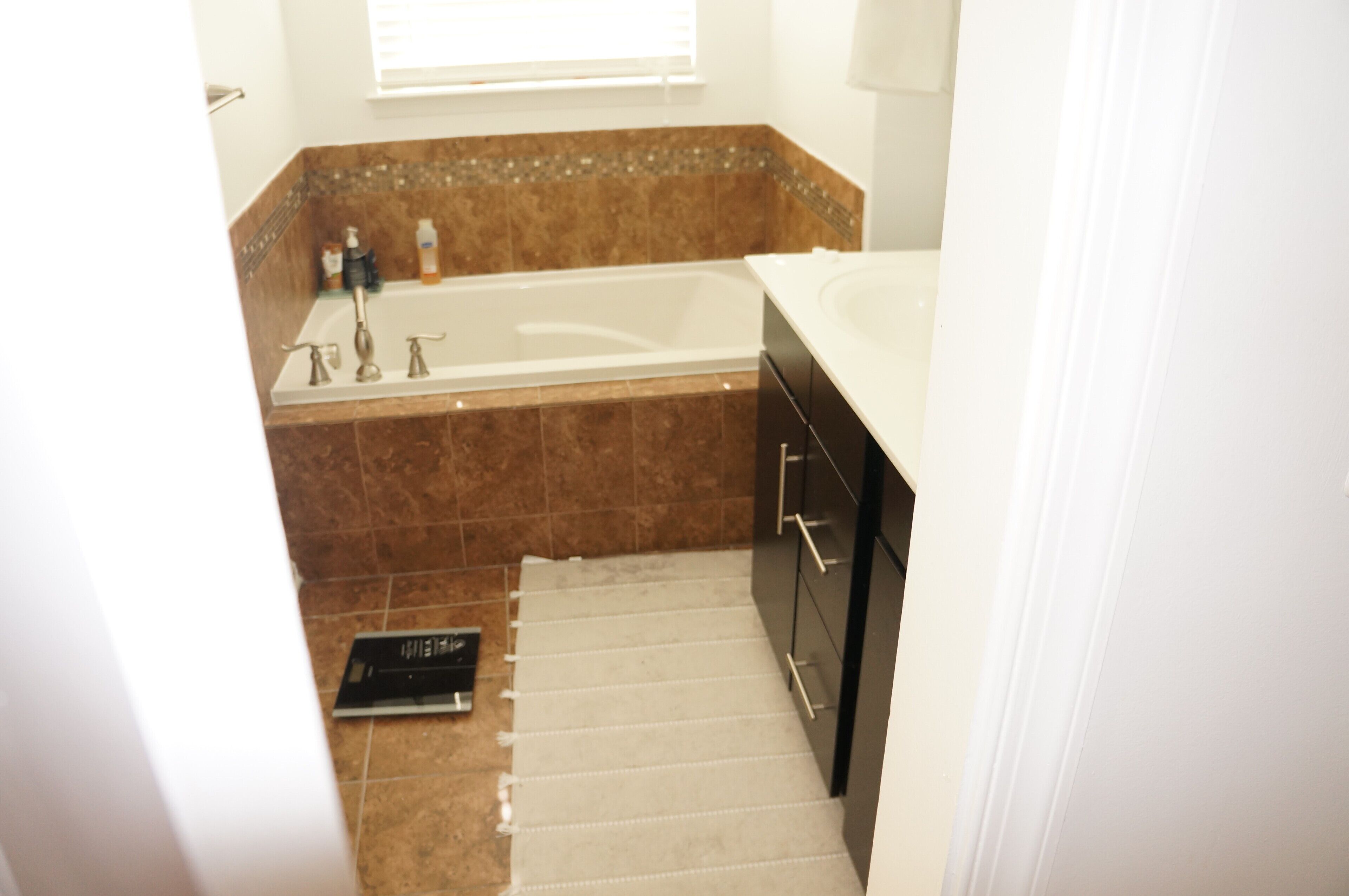 Une salle de bain avec une baignoire, un lavabo et un meuble-lavabo doté de tiroirs.