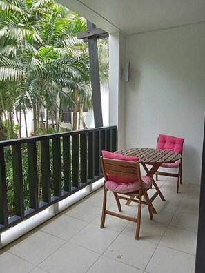 Outdoor dining - Bangtao Beach Garden (Choeng Thale)