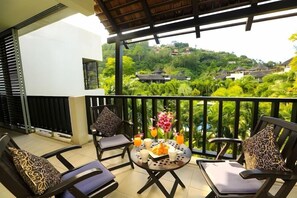 Outdoor dining - Bangtao Beach Garden (Choeng Thale)