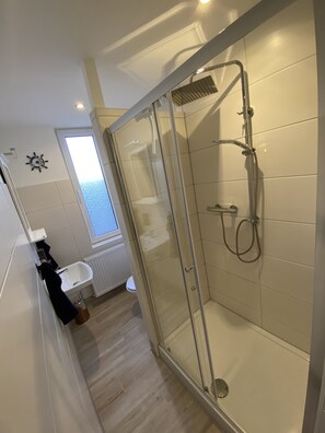 Shower, towels, soap, toilet paper - Vacation apartment in the heart of the Altmark (Stendal)