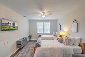 Iron/ironing board, travel cot, free WiFi, bed sheets - Quiet Comfort | Chas Attractions- Family Friendly (Goose Creek)