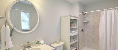 Baignoire, sèche-cheveux, serviettes fournies, savon