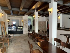 Breakfast, lunch, dinner served; international cuisine, sea views  - Hotel Villa Salvador (Salvador)